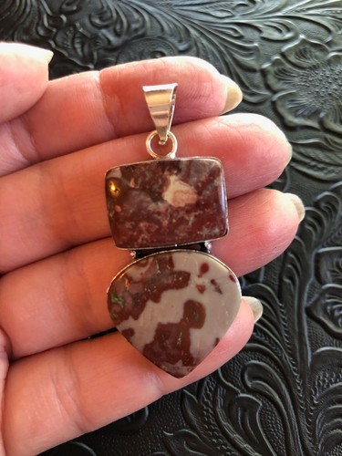 Red agate totem pendant - red,